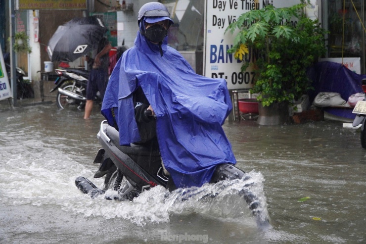 Mưa lớn khiến quận Bình Tân ngập sâu, giao thông tê liệt