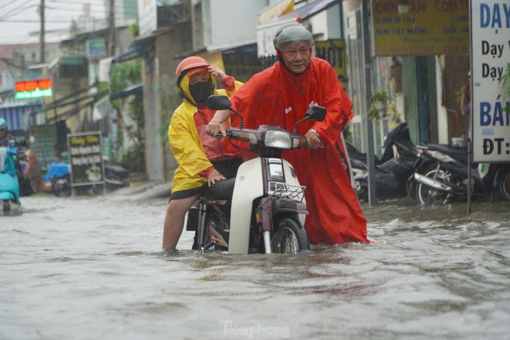 Nhiều xe bị "chết máy", người dân phải bì bõm lội nước dắt bộ trên đường.