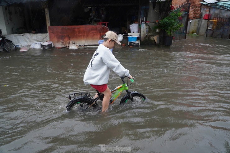 Mưa lớn khiến quận Bình Tân ngập sâu, giao thông tê liệt