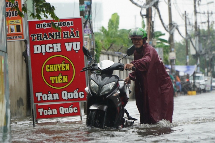 Mưa dai dẳng ở TPHCM khiến đường ngập sâu, xe chết máy hàng loạt - 6