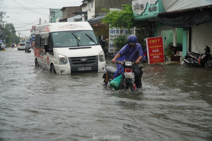 Mưa lớn khiến quận Bình Tân ngập sâu, giao thông tê liệt