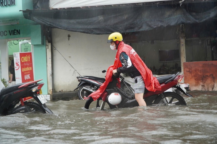 Nước ngập sâu khiến xe "chết máy" la liệt trên đường Sinco.