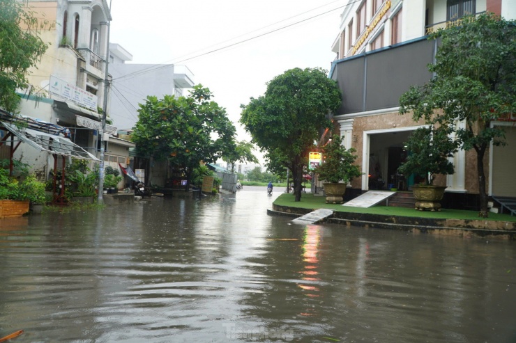 Mưa lớn khiến quận Bình Tân ngập sâu, giao thông tê liệt