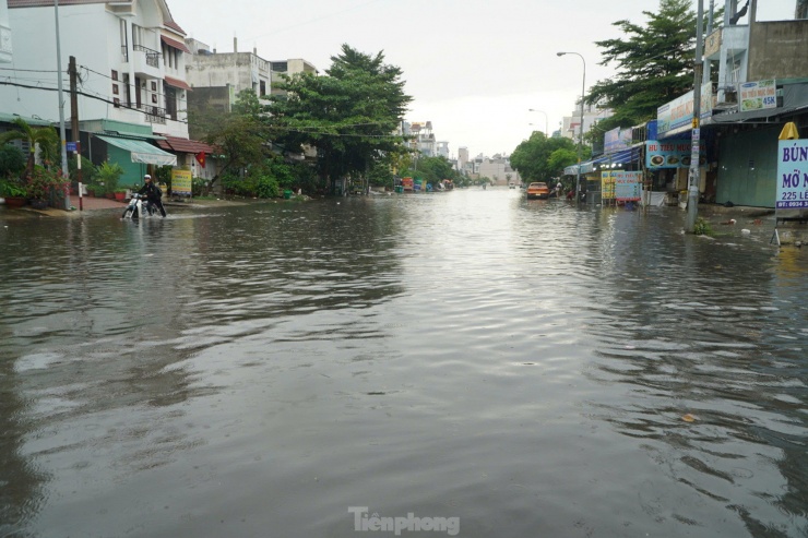 Mưa lớn khiến quận Bình Tân ngập sâu, giao thông tê liệt