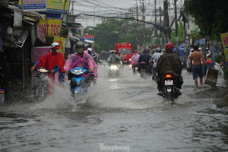 Mưa lớn khiến quận Bình Tân ngập sâu, giao thông tê liệt