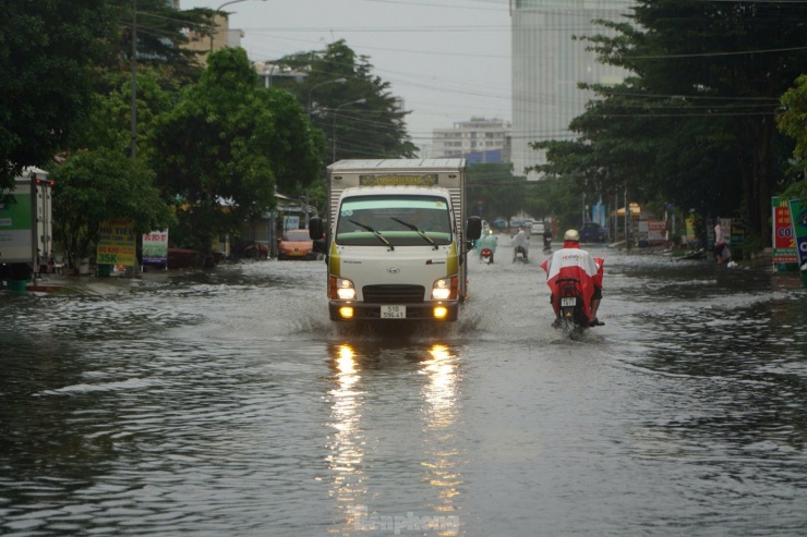 Lúc 13h40 ngày 21/9, Đài Khí tượng Thủy văn khu vực Nam bộ cho biết, theo dõi trên ảnh mây vệ tinh, ảnh ra đa thời tiết và định vị sét cho thấy vùng mây dông đang phát triển và gây mưa kèm dông, sét trên khu vực các huyện Cần Giờ, Nhà Bè, Bình Chánh, quận 8, quận Bình Tân, quận 7, quận 12 và TP. Thủ Đức.