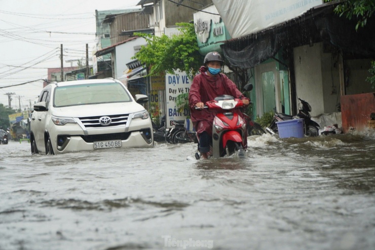 Mưa lớn khiến quận Bình Tân ngập sâu, giao thông tê liệt