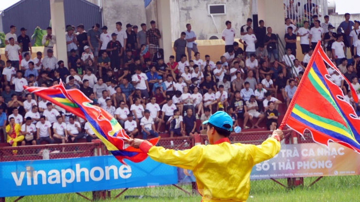 Từ sáng sớm, hàng vạn khán giả tới sân vận động Đồ Sơn ổn định vị trí ở các khán đài để chờ xem các trận đấu giữa các ông trâu.