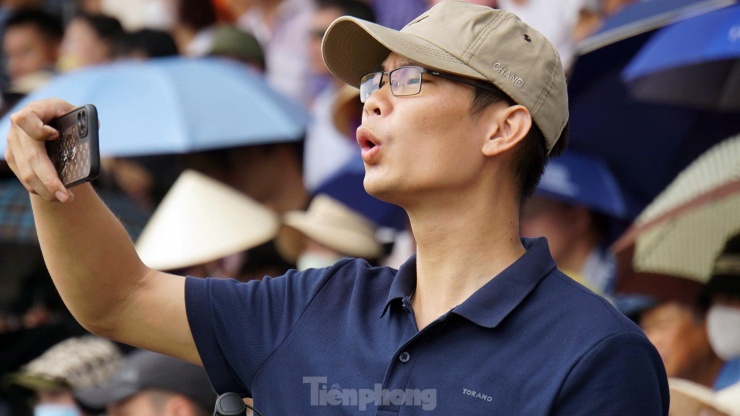 Nhiều người quay video, chụp ảnh khi chứng kiến những màn đấu trâu gay cấn, kịch tính.