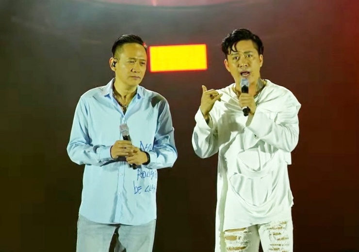 Duy Mạnh - Tuấn Hưng trong show diễn.