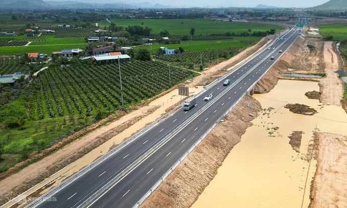 Cao tốc hẹp không làn khẩn cấp: Tài xế chạy trong nỗi lo hồi hộp