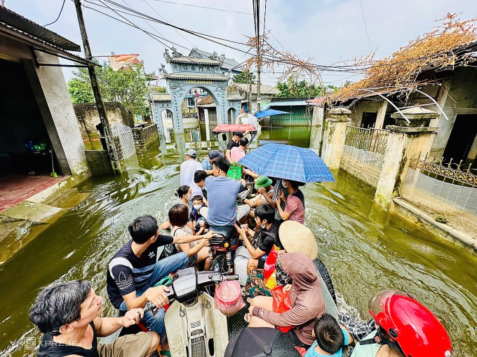 Bão Yagi qua đi hai tuần, nhiều nơi ở Hà Nội vẫn ngập nặng