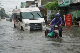 Mưa dai dẳng ở TPHCM khiến đường ngập sâu, xe chết máy hàng loạt