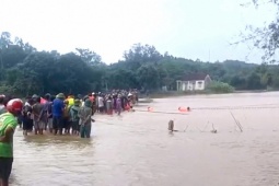 Hai nữ sinh bị lũ cuốn