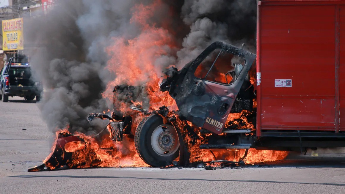 Một chiếc xe tải bốc cháy trên đường phố Culiacan, bang Sinaloa, Mexico ngày 11/9/2024. Ảnh: Getty