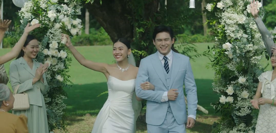 Ngày trọng đại đến, em hóa thành cô dâu xinh đẹp trong chiếc váy cưới tinh khôi, điểm tô bằng bộ trang sức tinh xảo, cùng anh bắt đầu cuộc sống mới với bao điều bất ngờ phía trước.