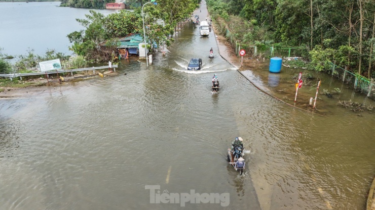 Đường gom Đại lộ Thăng Long ngập nặng sau bão, người dân phải thuê xe bò qua lại