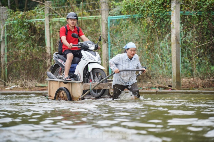 Đường gom Đại lộ Thăng Long ngập nặng sau bão, người dân phải thuê xe bò qua lại