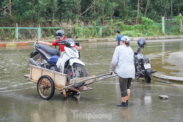 Đường gom Đại lộ Thăng Long ngập nặng sau bão, người dân phải thuê xe bò qua lại