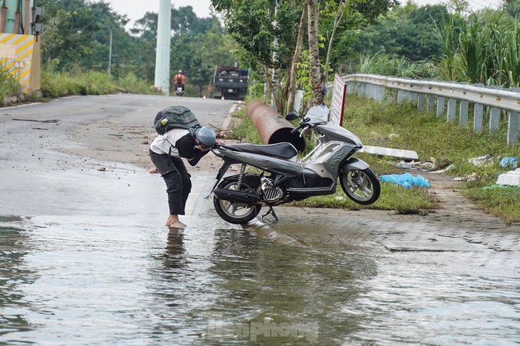 Đường gom Đại lộ Thăng Long ngập nặng sau bão, người dân phải thuê xe bò qua lại