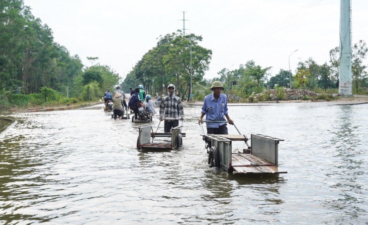 Đường gom Đại lộ Thăng Long ngập nặng sau bão, người dân phải thuê xe bò qua lại