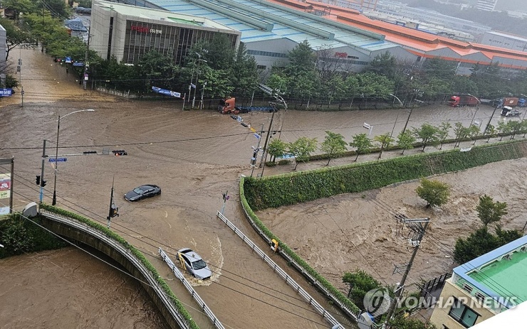 Tuyến đường tại quận Gangseo, TP Busan – Hàn Quốc ngập trong nước hôm 21-9. Ảnh: Yonhap News