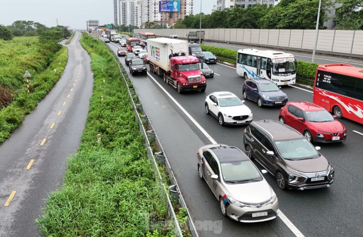 Ùn tắc hàng km khiến một số phương tiện đi vào làn dừng khẩn cấp bất chấp quy định cấm.