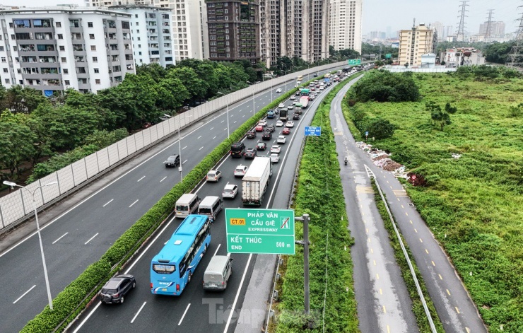 Cao tốc Pháp Vân - Cầu Giẽ tắc nghẽn trầm trọng do mưa lớn và xe trượt bánh