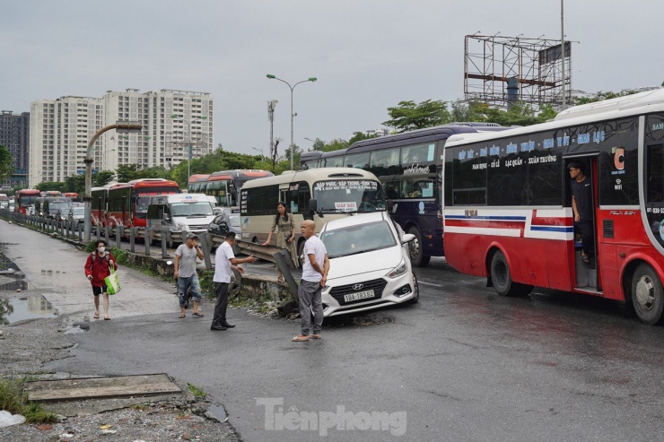 Theo quan sát, trên cao tốc Pháp Vân - Cầu Giẽ đoạn gần nút giao Pháp Vân, Hoàng Liệt (Hoàng Mai, Hà Nội) có một xe ôtô gặp sự cố trượt bánh ra khỏi đường khiến cho hàng dài phương tiện phía sau ùn ứ, di chuyển chậm