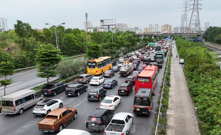 Các phương tiện di chuyển chậm trên cao tốc Pháp Vân - Cầu Giẽ.