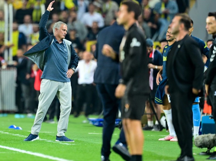 Fenerbahce dưới sự dẫn dắt của Mourinho để thua trước Galatasaray dù được đá trên sân nhà