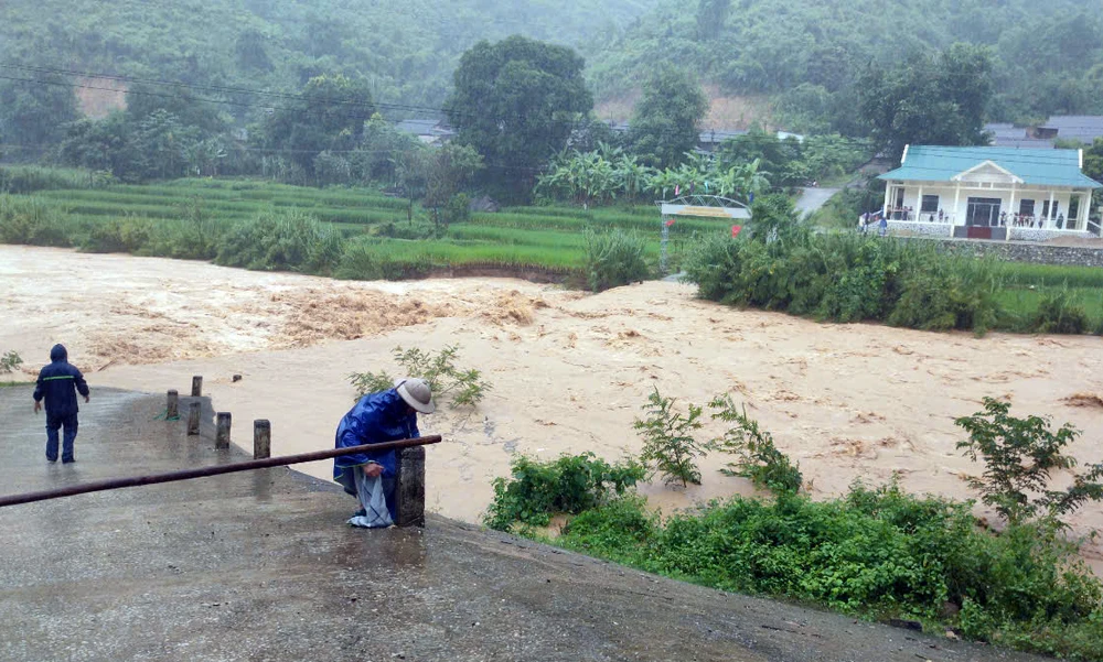 Lũ từ thượng nguồn đổ về khiến mực nước ở suối Sim dâng có lúc lên cao gần 2m so với mặt đập tràn.