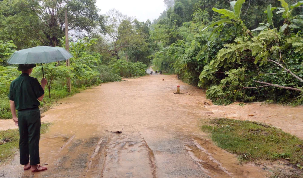 Mưa lũ hoành hành tại xã biên giới Thanh Hóa, hàng chục hộ dân khẩn trương di dời