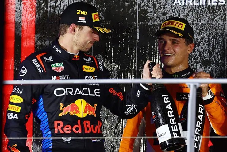 Norris (phải) rút ngắn cách biệt với Verstappen trong cuộc đua vô địch F1