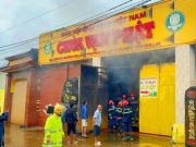 Tin tức trong ngày - Chùa Vạn Phật bốc cháy, hơn 100 người tham gia dập lửa