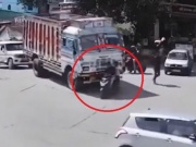 Media - Clip: Va chạm, 2 người đàn ông đi xe máy bị cuốn vào gầm xe tải