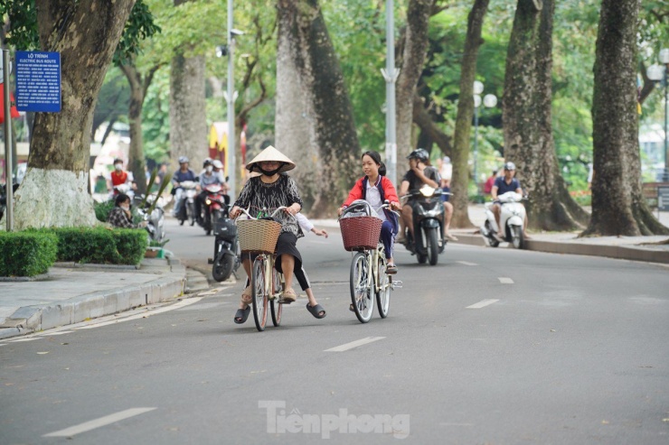 Hà Nội sáng nay trong lành, mát mẻ, đông đảo người dân tận hưởng không khí trong lành