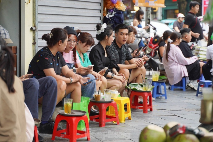 Hà Nội sáng nay trong lành, mát mẻ, đông đảo người dân tận hưởng không khí trong lành