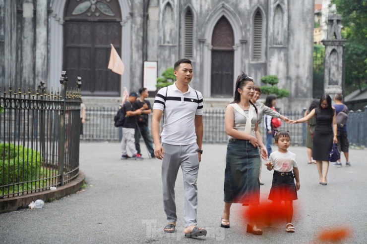 Hà Nội sáng nay trong lành, mát mẻ, đông đảo người dân tận hưởng không khí trong lành