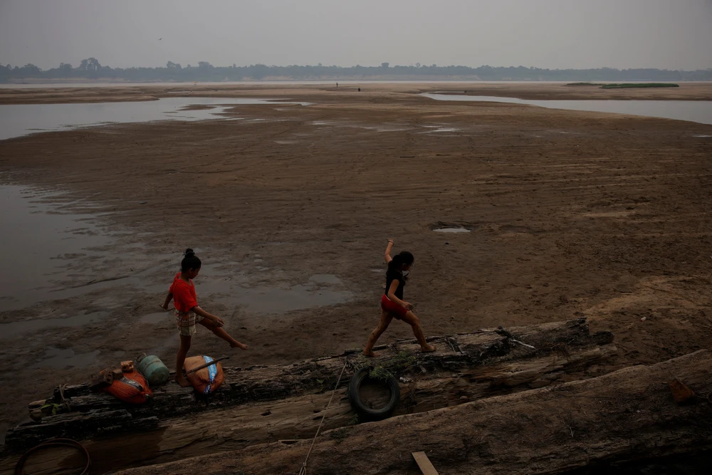 Trẻ em chơi đùa trên bãi cát sông Madeira giữa lúc hạn hán lịch sử làm mực nước con sông thấp kỷ lục, ở Humaita, bang Amazonas (Brazil). Ảnh: REUTERS