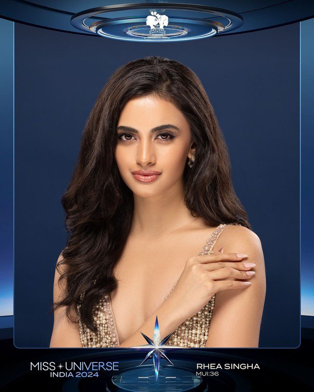 Vương miện Miss Universe India 2024 thuộc về Rhea Singha, người mẫu kiêm diễn viên 19 tuổi. Ngoài ra, tân Hoa hậu Hoàn vũ Ấn Độ còn đang là sinh viên học chuyên ngành Cử nhân Nghệ thuật Biểu diễn. Trước khi đại diện Ấn Độ chinh chiến ở Miss Universe 2024, Rhea Singha còn sở hữu chiếc vương miện của cuộc thi Miss Teen Earth 2023.