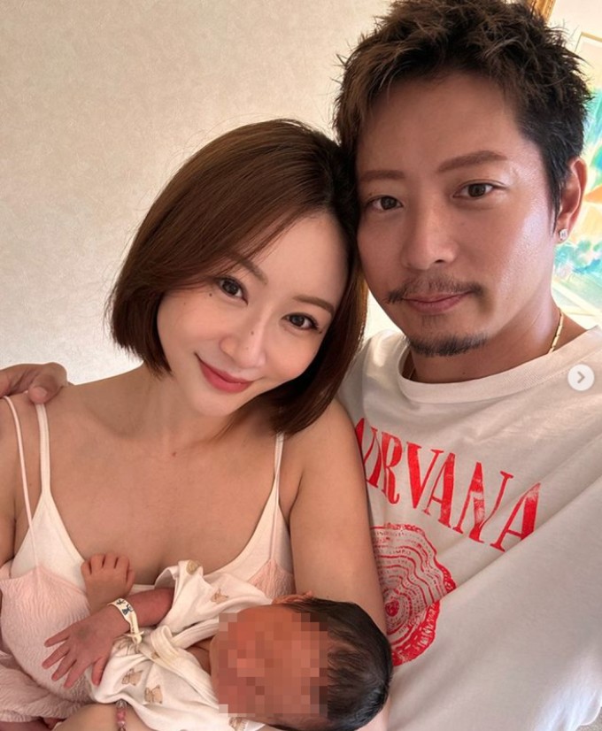 Reika cùng chồng Keiji Kuroki và con mới sinh. Ảnh: Instagram