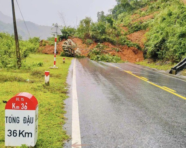 Mưa lớn gây sạt lở đồi trên diện rộng tại Thanh Hóa, đe dọa tính mạng và tài sản người dân