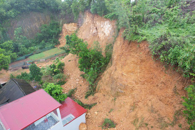 Mưa lớn gây sạt lở đồi trên diện rộng tại Thanh Hóa, đe dọa tính mạng và tài sản người dân