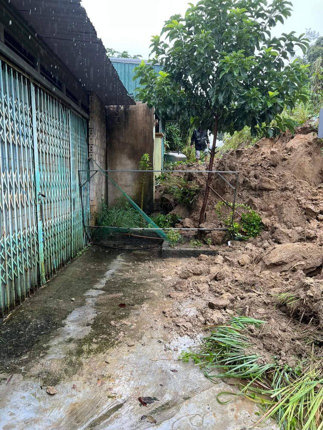 Mưa lớn gây sạt lở đồi trên diện rộng tại Thanh Hóa, đe dọa tính mạng và tài sản người dân