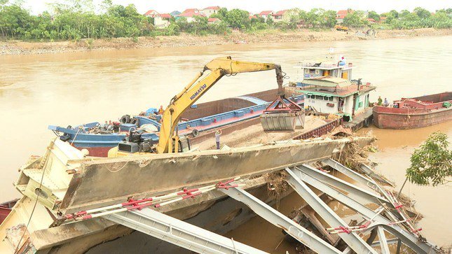 Tàu trục vớt và máy chuyên dụng được huy động để hỗ trợ tháo dỡ nhịp cầu bị sập.