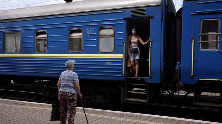 Một cư dân thành phố Pokrovsk nói lời tạm biệt với con gái lên tàu rời thành phố. Ảnh: Reuters.