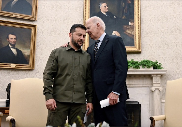 Tổng thống Ukraine Volodymyr Zelensky (trái) trò chuyện với Tổng thống Mỹ Joe Biden trong một chuyến thăm trước đây tới Nhà Trắng. Ảnh: AFP.