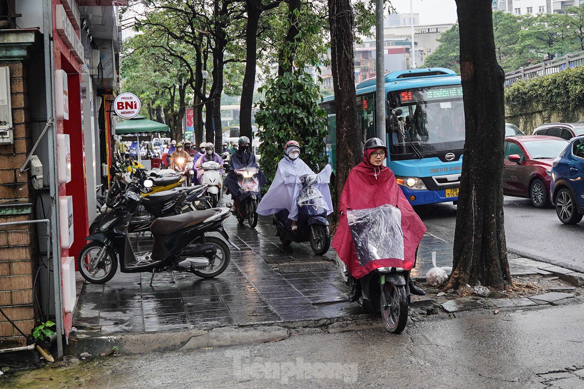 Hà Nội sáng nay trong lành, mát mẻ, đông đảo người dân tận hưởng không khí trong lành