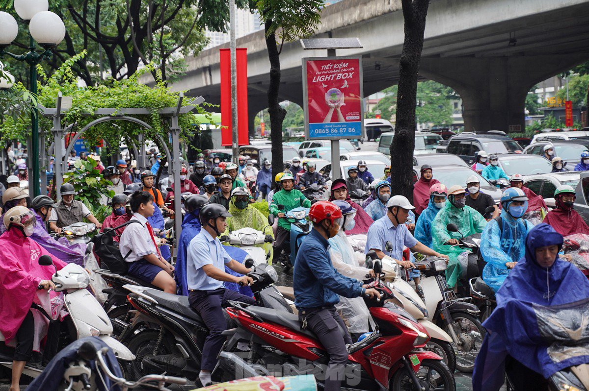 Hà Nội sáng nay trong lành, mát mẻ, đông đảo người dân tận hưởng không khí trong lành